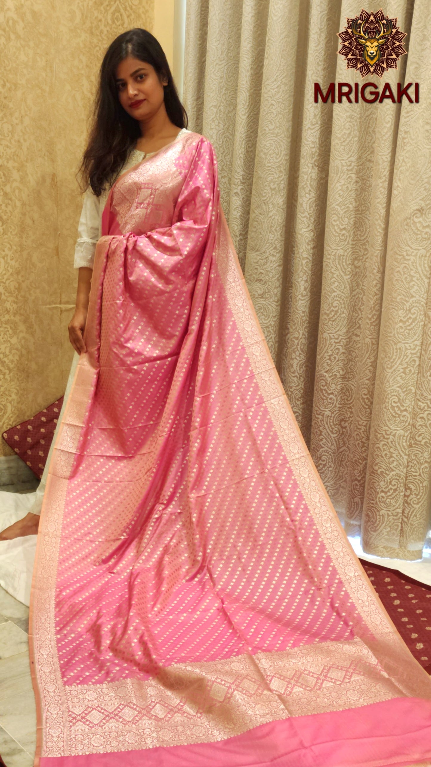 Handloom Banarasi Pure Silk Dupatta with Dotted Diagonal Lines Pattern & Zari border in Pink Golden color combination