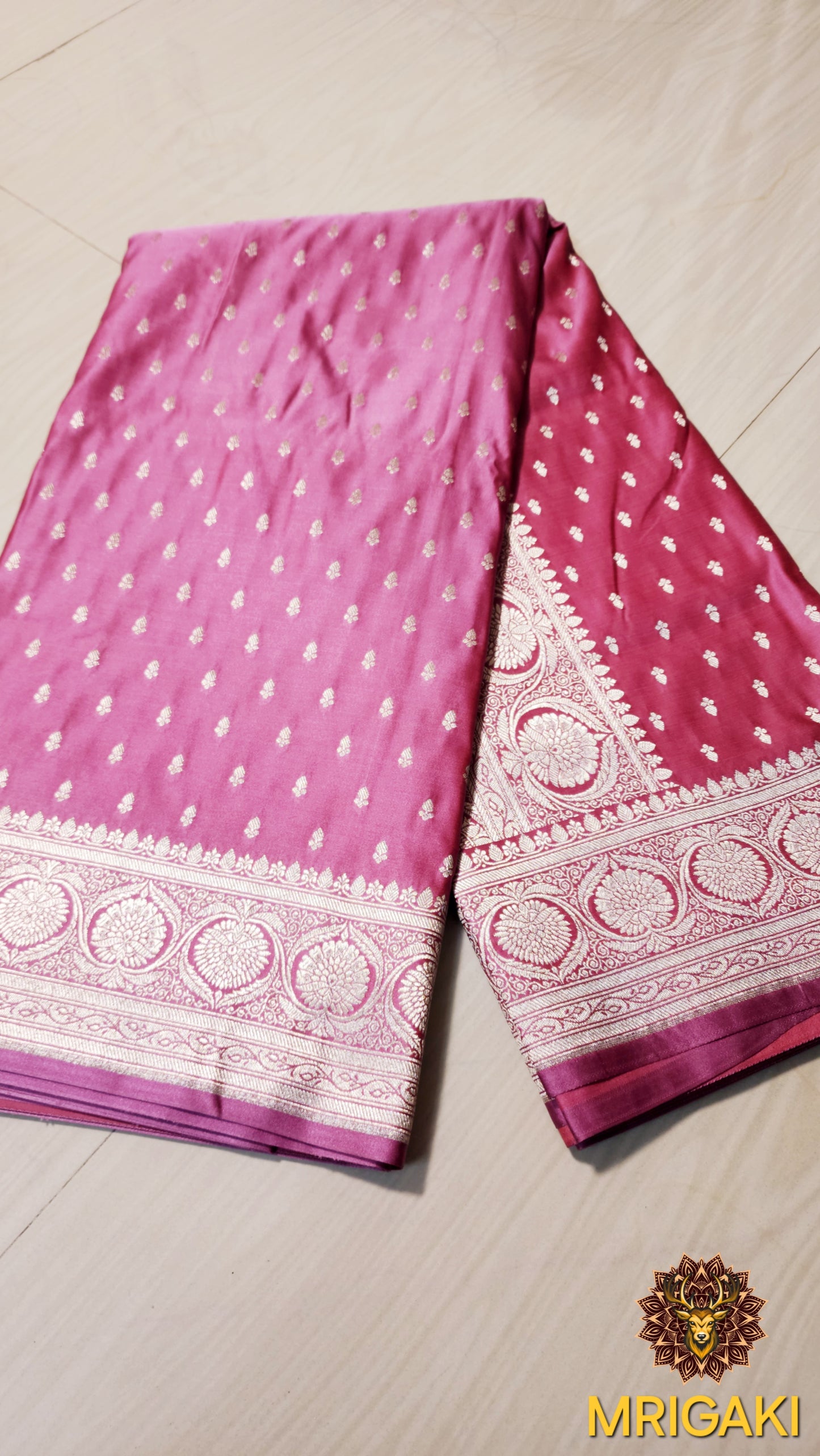 Onion Color Mashru Silk Saree with chotti Silver butti all over & Silver color intricate Zari border & Pallu